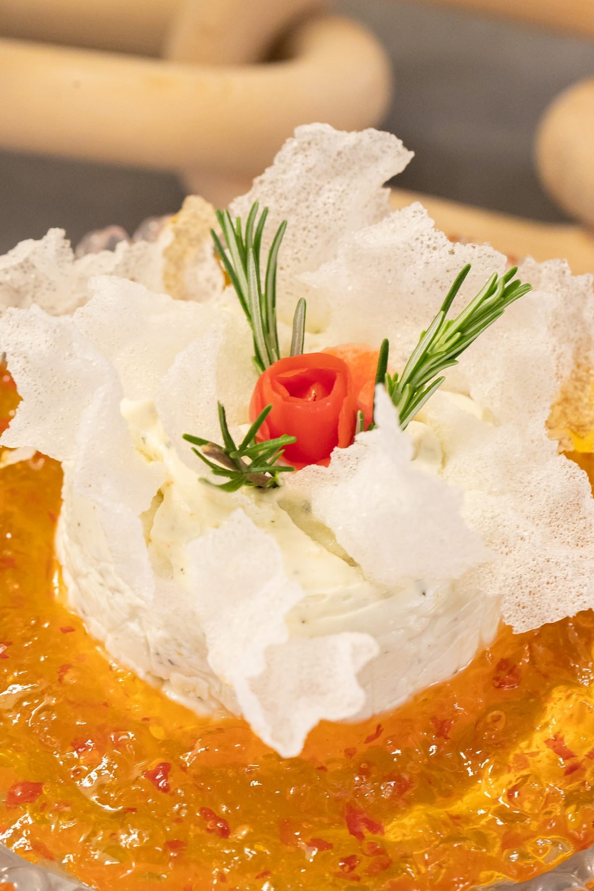 Detalhe de queijo com geleia de pimenta